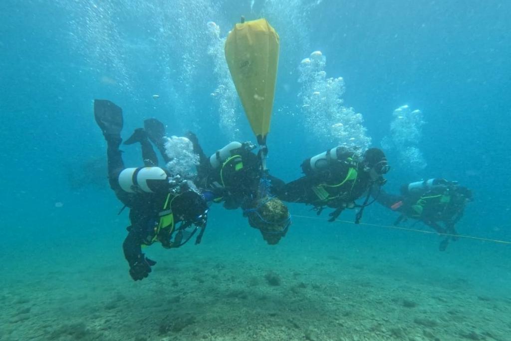 Der Tauchdienst des NÖ LFV sucht neue Mitglieder - Tauchgang mit vier Tauchern und Hebeballon