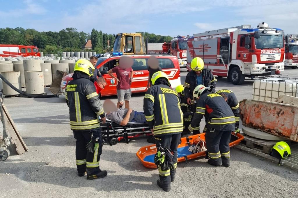 FF Sollenau: Menschenrettung in der Industriestraße Einsatzkräfte mit gerettene Person auf Trage