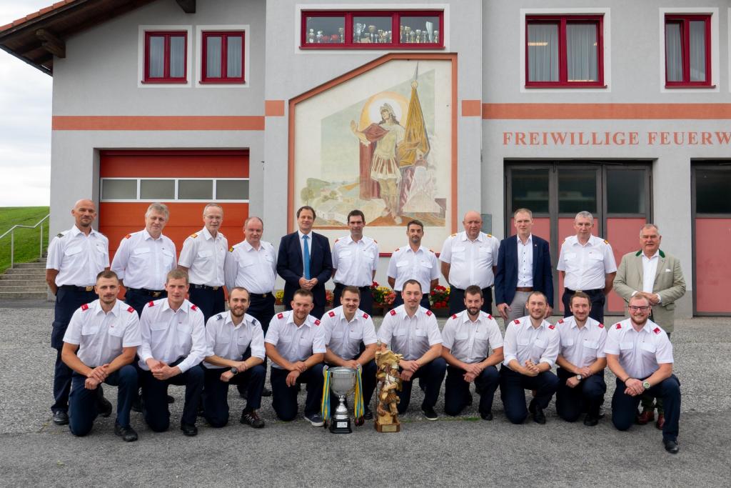 Abschlussfeier der Wettkampfgruppe der FF Aigen - Wettkampfgruppe mit Ehrengästen vor Feuerwehrhaus