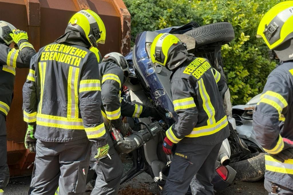 Rescue Day FF Ebenfurth - Feuerwehrmitglieder arbeiten mit Spreizer an PKW