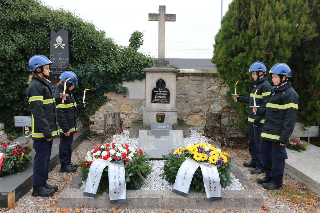Totengedenken zu Allerheiligen in Wr. Neustadt: 4 Feuerwehrjugendmitglieder am Ehrengrab