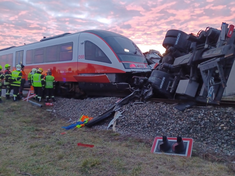 20221228 abschleppwagen gegen zug 003
