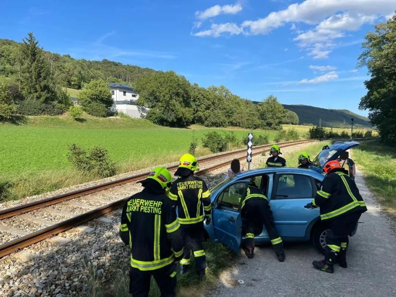 20240809 fzg bergung geleisnaehe ff markt piesting 001