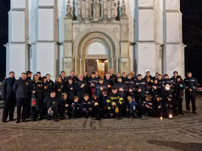 20241219 uebergabe friedenslicht an feuerwehrjugend bad voeslau 002
