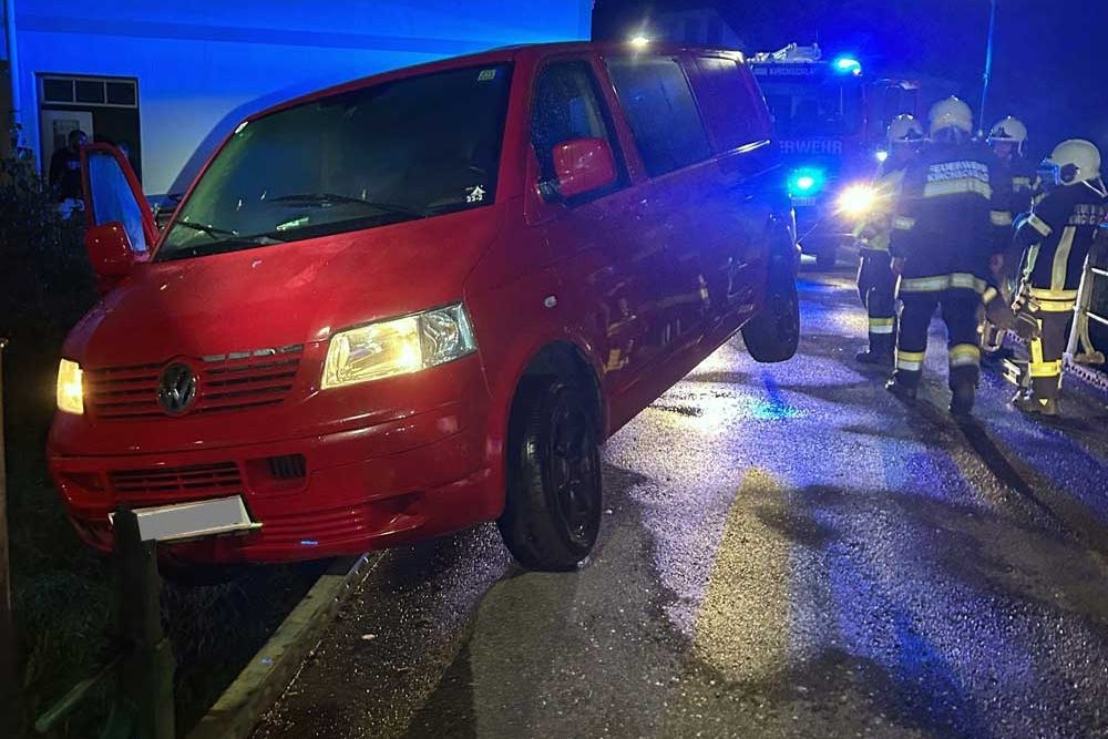 FF Kirchschlag: Fahrzeugbergung in der Kirchengasse