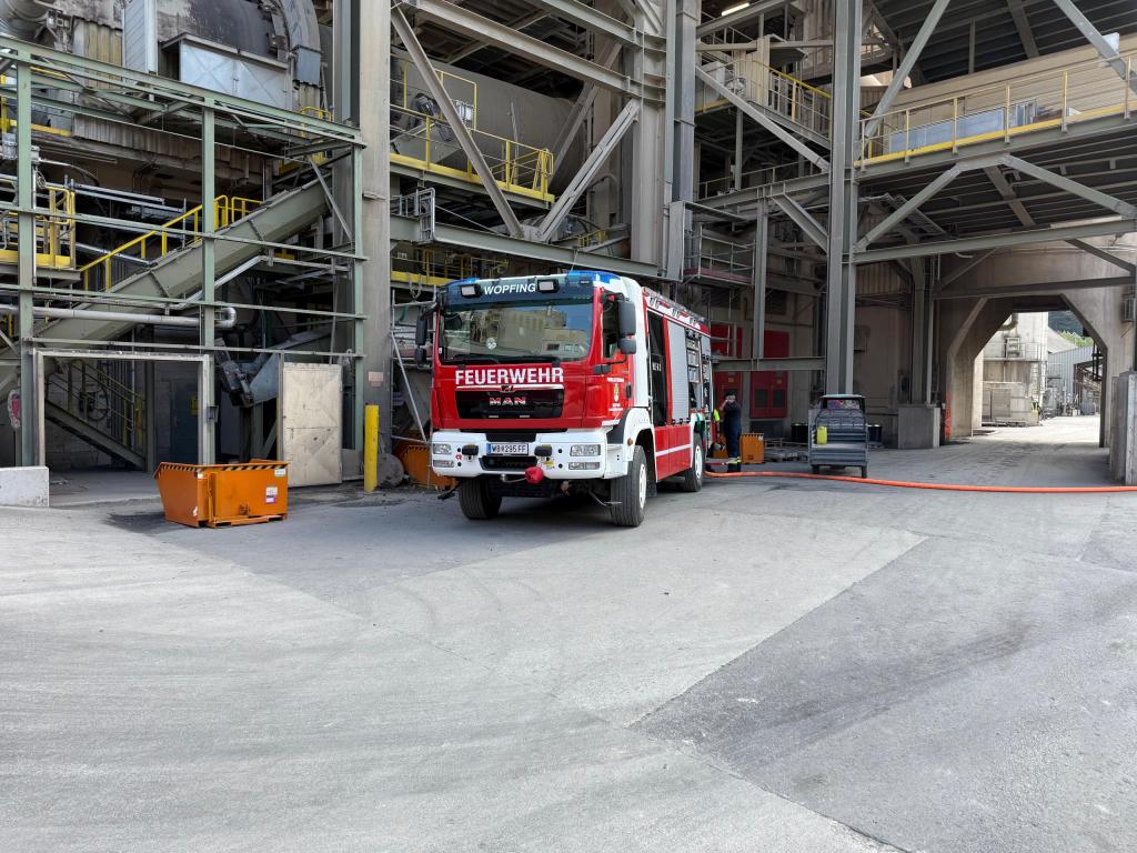 FF Wopfing: Schwellbrand im Zementwerk
