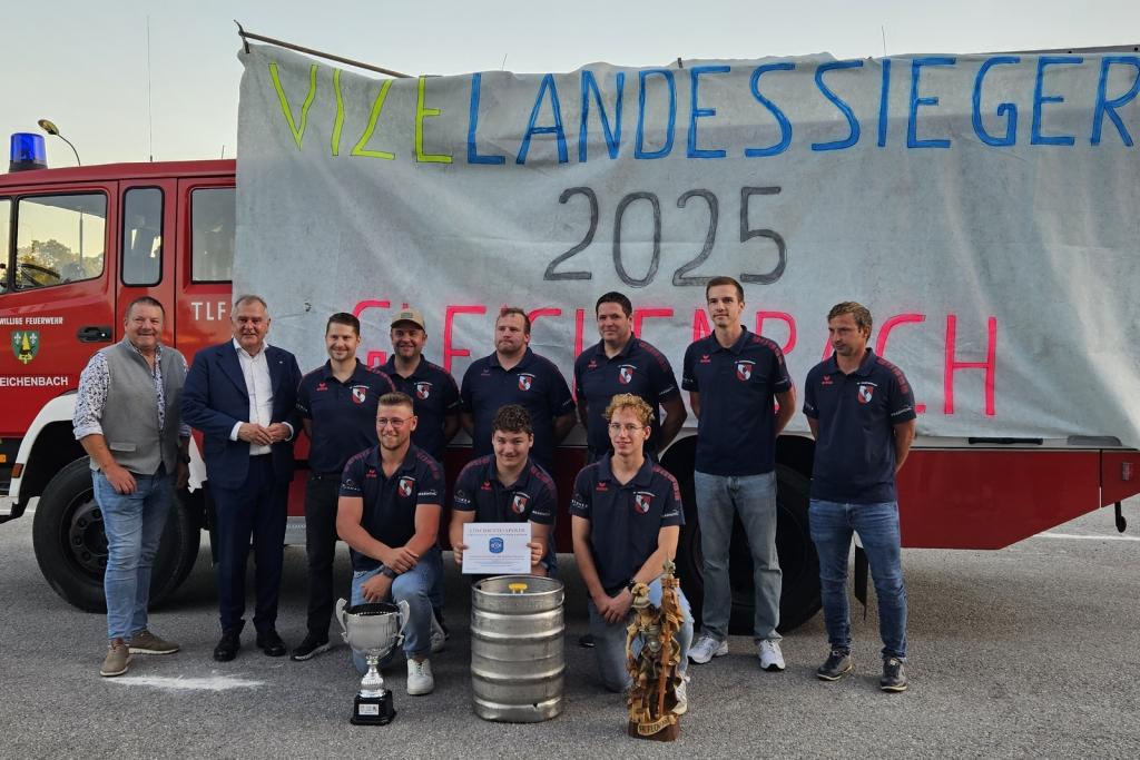 FF Gleichenbach - Wettkampfgruppe mit BGM und Politiker vor Transparent