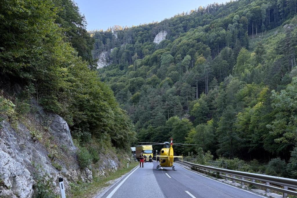 FF Pernitz: Motorradunfall auf der B21 bei Ortmann - Einsatzstelle auf der B21 mit Rettungshubschrauber
