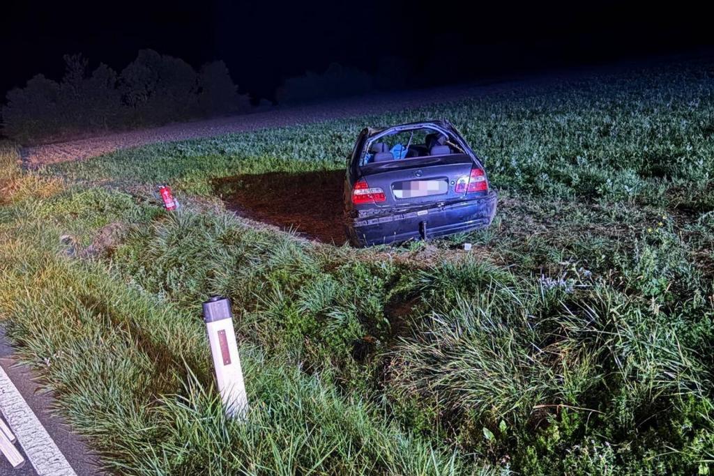FF Weikersdorf: Fahrzeugbergung - verunfalltes Fahrzeig im Feld
