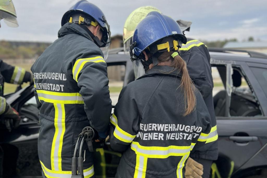 FF Wr. Neustadt: Action-Weekend für Feuerwehrjugend und Ausbildungszug
