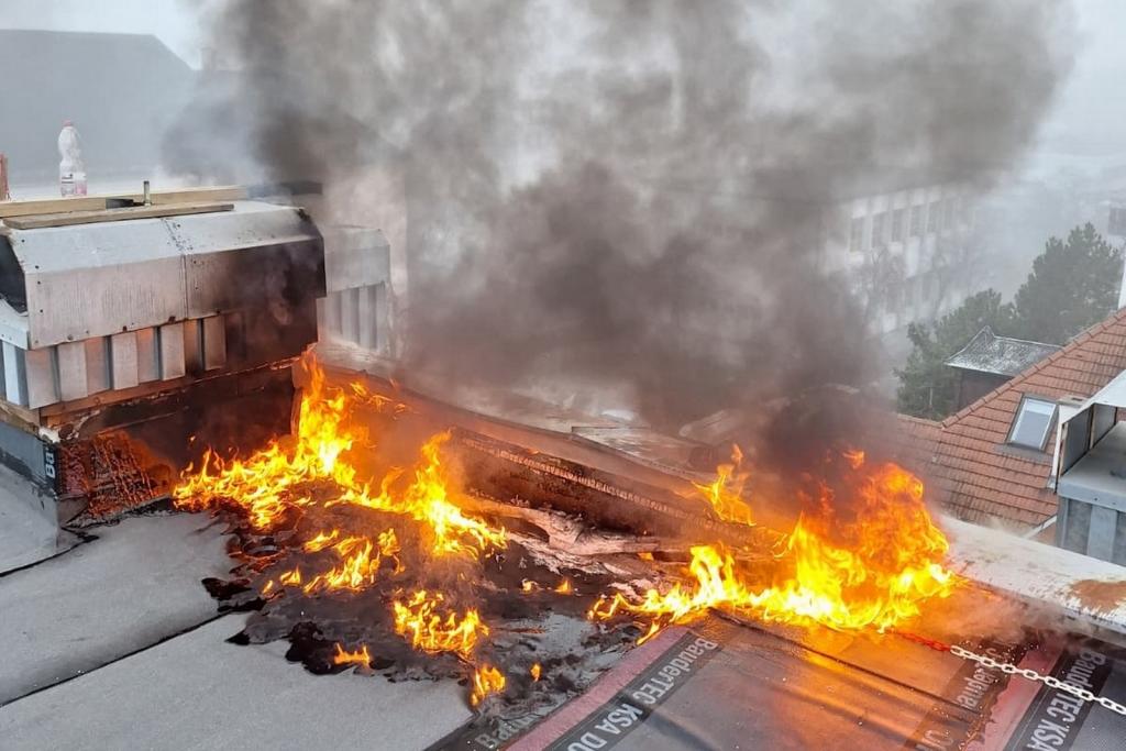 FF Wr. Neustadt: Brandeinsatz neben der Feuerwehr - Brandstelle auf dem Dach