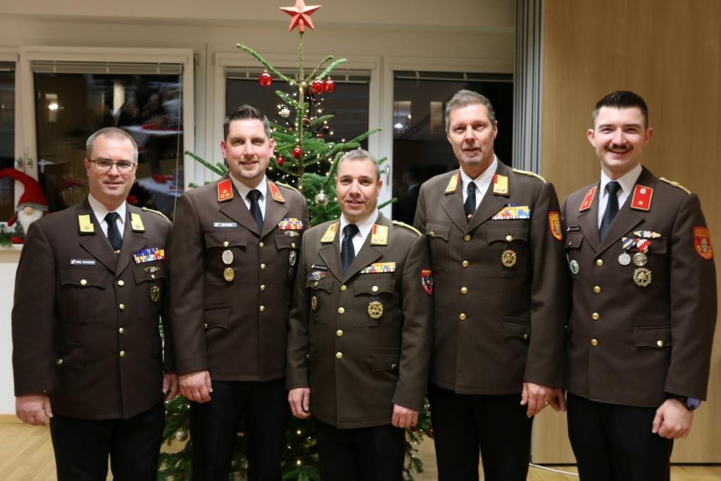 FF Wr. Neustadt: Die Feuerwehr feiert (Vor-) Weihnachten - Kommando FF Wr. Neustadt