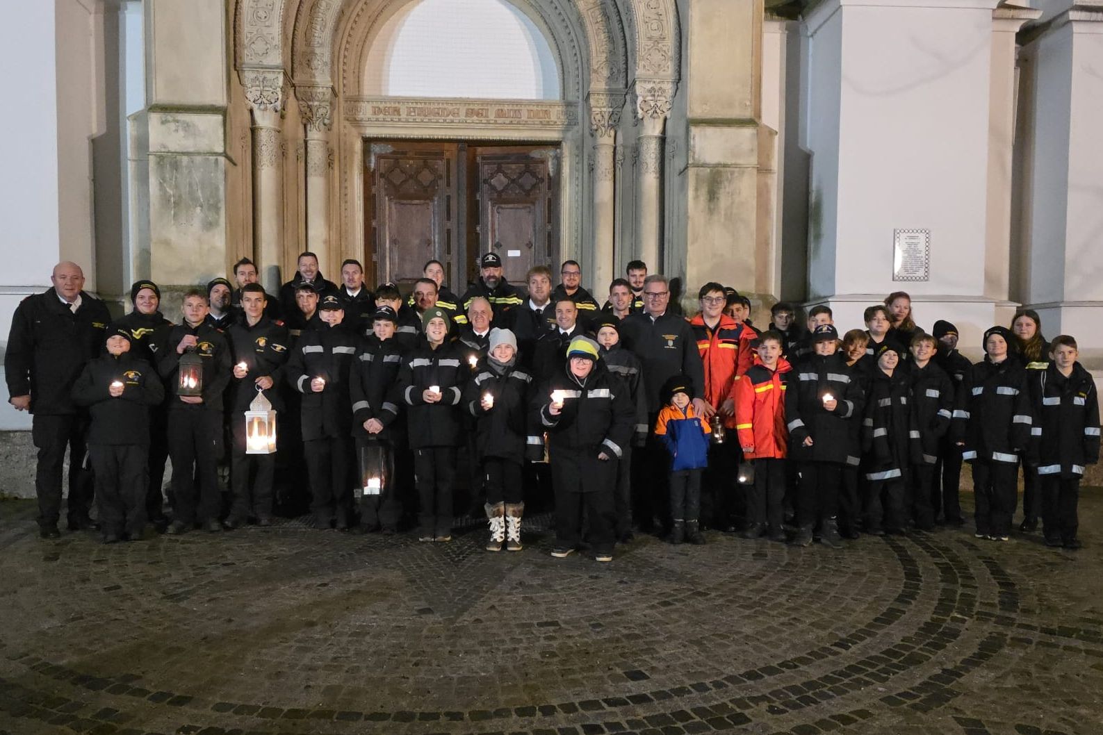 BFKDO und weiter Teilnehmner des Bezirkes vor dem Toor der Stadtpfarrkirchen Bad Vöslau