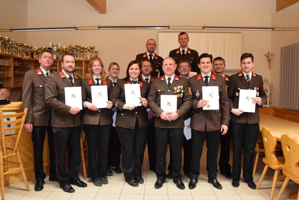 FF Matzendorf: Mitgliederversammlung und Neuwahlen  - Gruppenbild Kommando mit Geehrten