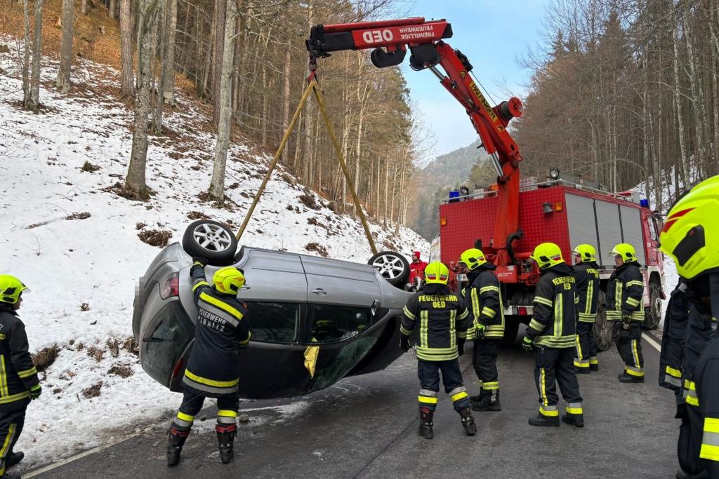FF Pernitz: Verkehrsunfall im Schärfthal - Bergung des PKW mittels Kran