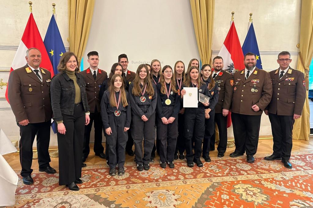 Feuerhwerjugend Hollenthon: Empfang Bundeskanzleramt mit BM Claudia Bauer, dem Präsidenten des ÖBFV Robert Mayer und  Funktionären