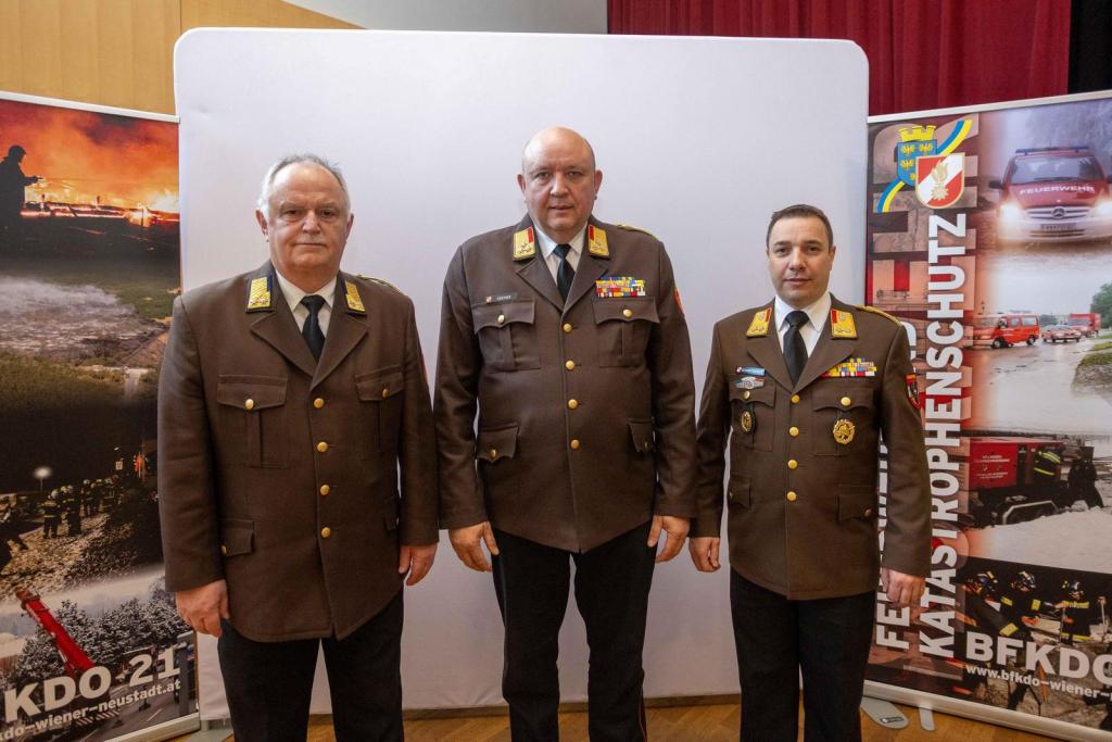 Bezirksfeuerwehrkommando und Abschnittsfeuerwehrkommanden des Feuerwehrbezirks Wiener Neustadt wiedergewählt