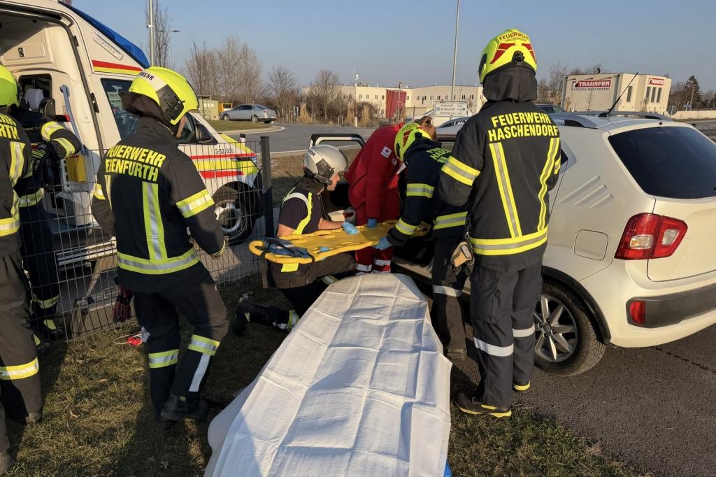  Verkehrsunfall in Ebenfurth - Personenrettung Feuerwehr mit Rotem Kreuz
