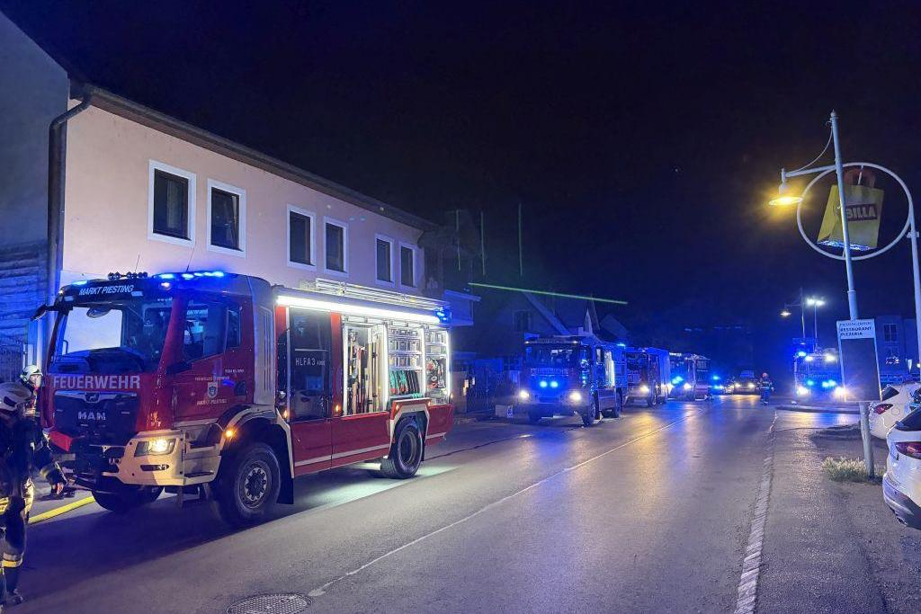 Gebäudebrand mit mehreren eingeschlossenen Personen in Markt Piesting