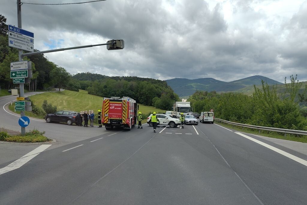 FF Markt Piesting: Verkehrsunfall auf der B21