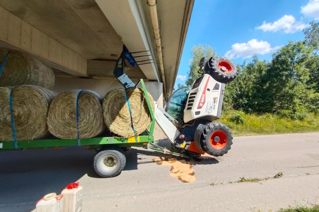FF Wr. Neustadt: Teleskopstapler unter S4-Brücke geborgen