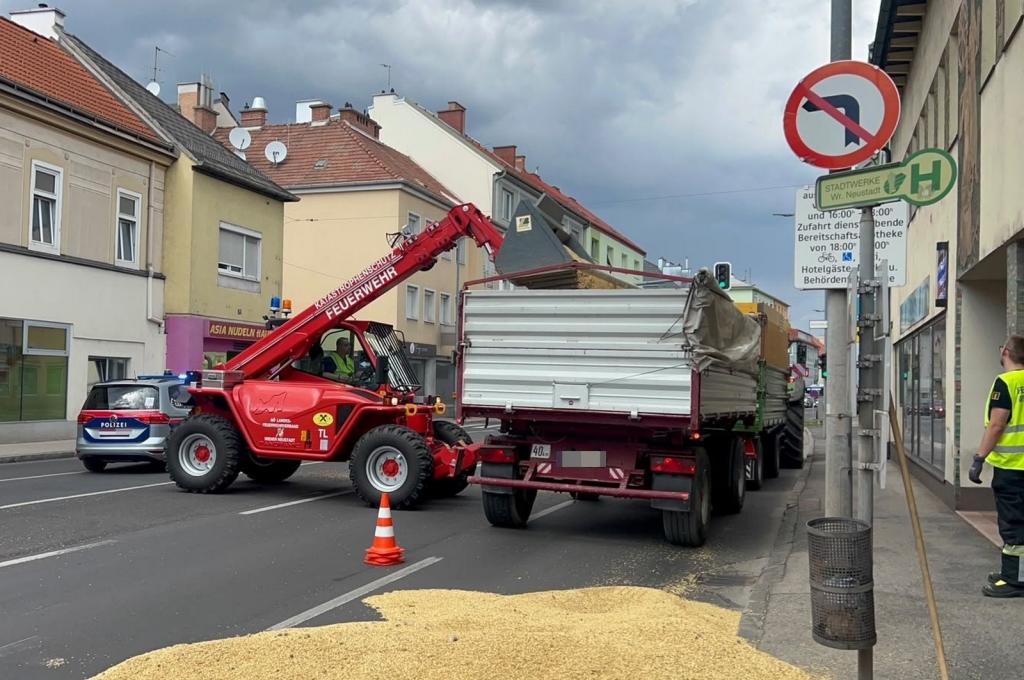 Mehrere hundert Meter Hafer auf Grazer Straße verloren