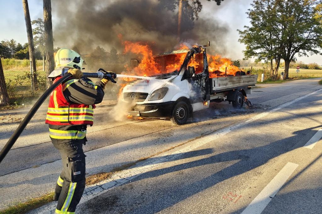 FF Wr. Neustadt: Brand eines Pritschenfahrzeuges bei Wiener Neustadt