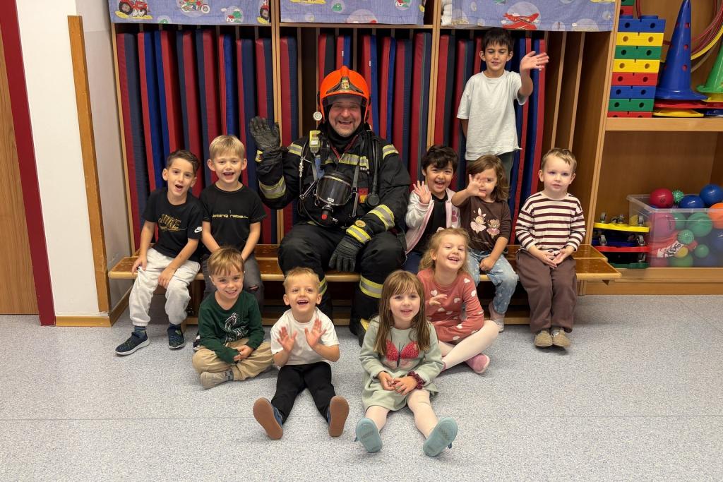 Keine Angst vor Helm und Atemschutz: Feuerwehr zu Besuch in der betrieblichen Kinderbetreuungseinrichtung